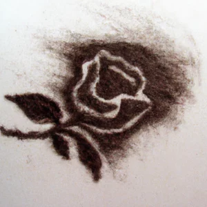 Ruža u talogu od kafe u šolji